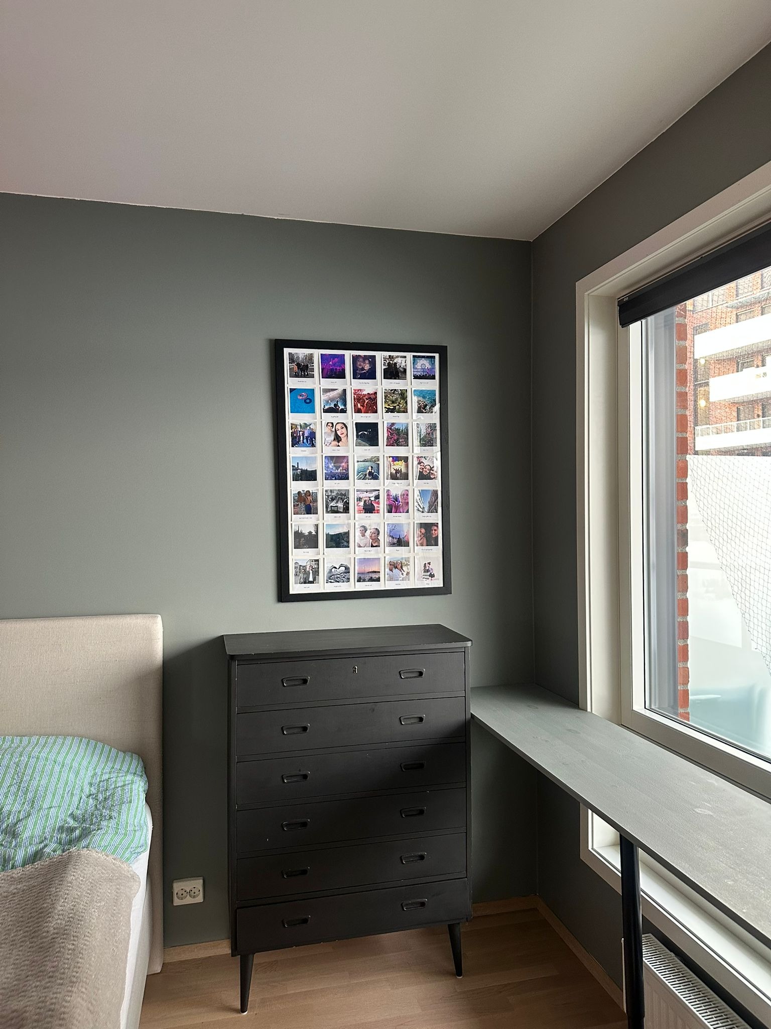 Pulten ved vinduet har blitt brukt som hjemmekontor med barstol